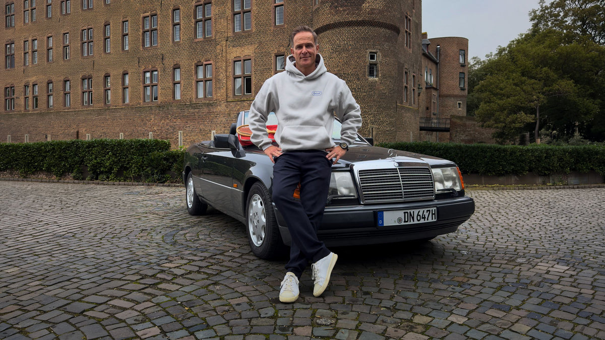 Matthias Malmedie im QLMD Hoodie am Mercedes-Cabrio – Tennis Club